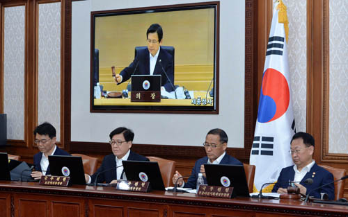 제24회 국무회의가 열린 7일 오전 서울 종로구 세종대로 정부서울청사 대회의실 서울-세종 영상국무회의에 참석한 유일호(오른쪽부터) 경제부총리 겸 기획재정부 장관과 홍윤식 행정자치부 장관, 정진엽 보건복지부 장관 등 국무위원들이 황교안 국무총리의 모두발언을 듣고 있다. <사진제공=뉴시스>