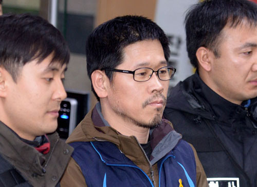 지난해 12월18일 오전 서울 남대문 경찰서에서 한상균 민주노총 위원장이 검찰로 송치되고 있다. <사진제공=뉴시스>