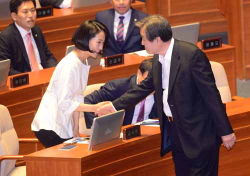 새누리당 김무성 전 대표와 국민의당 김수민 의원이 13일 서울 여의도 국회 본회의장에서 열린 제343회 국회(임시회) 제2차 본회의에서 악수를 나누고 있다. <사진제공=뉴시스>