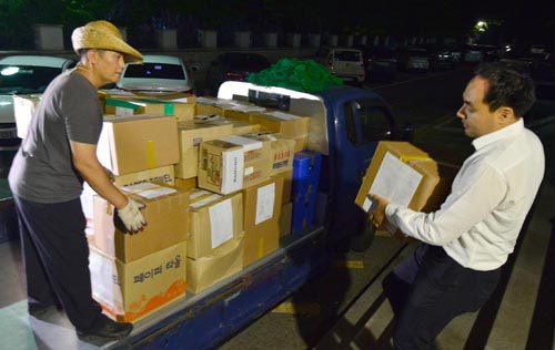 롯데그룹 비자금 의혹을 수사 중인 검찰이 계열사 간 자산 거래 과정에서 수상한 자금 흐름을 포착해 롯데건설을 추가로 압수수색한 15일 오전 서울 서초구 롯데건설 본사에서 검찰 관계자들이 압수품이 담긴 상자를 옮기고 있다. <사진제공=뉴시스>