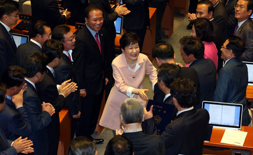 박근혜 대통령이 13일 오전 국회 본회의장에서 열린 20대 국회 개원식에서 연설을 마친 뒤 걸아나오며 의원들과 인사를 나누고 있다. <사진제공=뉴시스>