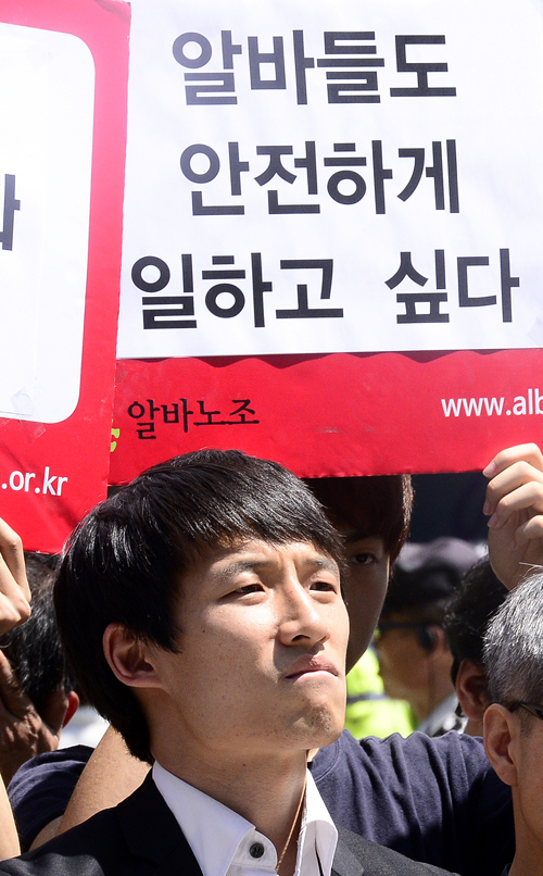 서울시 지하철 하청노동자 사망재해 해결을 위한 시민대책위원회가 2일 오전 서울시청 앞에서 '구의역 스크린도어 작업자 사망사고와 관련해 책임자 처벌 및 재발 방지대책 마련'을 촉구하고 있다. <사진제공=뉴시스>