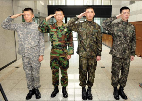 왼쪽부터 미군의 군복, 과거 얼룩무늬 군복, 화강암색 디지털 무늬 군복, 바위색 디지털 무늬 군복