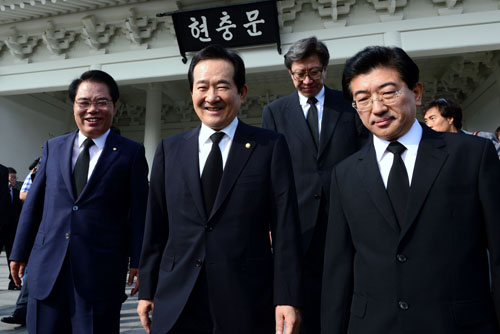 정세균 국회의장이 14일 오전 동작구 국립서울현충원 참배를 마친 뒤 환하게 웃으며 현충문을 나서고 있다. <사진제공=뉴시스>