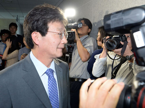 새누리당이 탈당파 무소속 의원 7명에 대해 '일괄 복당' 결정을 내린 16일 오후 서울 여의도 국회 의원회관에서 유승민 의원이 의원실로 들어서고 있다. <사진제공=뉴시스>