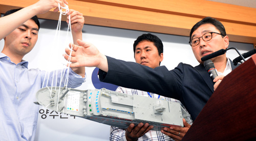 김현태 세월호인양추진단 부단장이 16일 오후 정부세종청사 해양수산부 기자실에서 지난 14일 오후부터 중단된 세월호 선수들기 중단원인과 선체 손상부, 대책, 인양 공정 등을 세월호 모형배를 이용해 설명하고 있다. <사진제공=뉴시스>