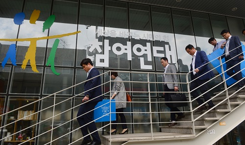 '낙선운동' 관련 참여연대 등에 대한 압수수색을 마친 경찰 관계자들이 16일 오후 서울 종로구 참여연대 사무실에서 압수물품이 담긴 상자를 들고 나오고 있다. <사진제공=뉴시스>