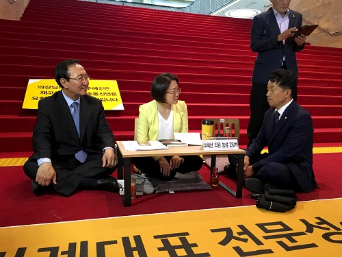 무소속 윤종오 의원(울산 북구)이 15일 오후 국회 정론관에서 최근 상임위 배정 관련 입장발표 기자회견을 한 뒤 정의당 추혜선 의원의 농성장을 찾아 이야기를 나누고 있다. <사진제공=뉴시스>