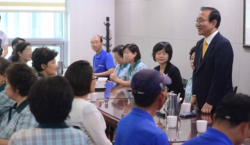 정의당 노회찬 원내대표가 지난달 30일 서울 여의도 국회 의원회관 의원식당에서 국회 청소노동자들과 만나 오찬 전 인사말을 하고 있다. <사진제공=뉴시스>