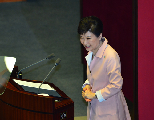 박근혜 대통령이 13일 오전 제20대 국회 개원식이 열린 서울 여의도 국회 본회의장으로 개원연설을 위해 입장, 의원들을 향해 인사하고 있다. <사진제공=뉴시스>