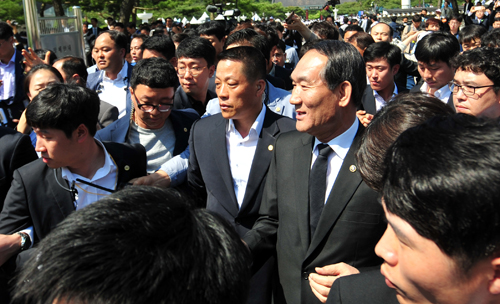 지난 5월18일 오전 광주 북구 운정동 국립5·18민주묘지에서 5·18광주민주화운동 36주년 기념식이 열린 가운데 박승춘 보훈처장이 퇴장하고 있다. <사진제공=뉴시스>