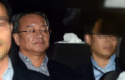 정운호 네이처리퍼블릭 대표의 법조비리 의혹에 연루된 검사장 출신 홍만표 변호사가 2일 새벽 서울 서초구 서울중앙지검에서 구치소로 송치되고 있다.홍 변호사는 특정범죄가중처벌상 조세포탈 및 변호사법 위반 혐의로 구속됐다. <사진제공=뉴시스>