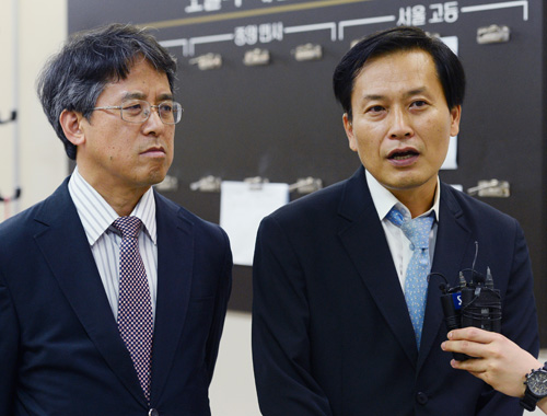 지난 5월18일 오전 광주 북구 운정동 국립5·18민주묘지에서 5·18광주민주화운동 36주년 기념식이 열린 가운데 박승춘 보훈처장이 퇴장하고 있다. <사진제공=뉴시스>