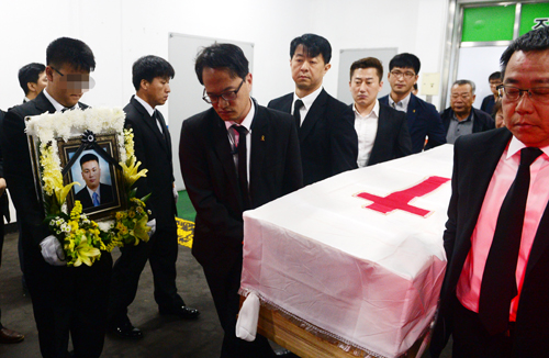 19일 오전 서울 은평구 서울 시립 서북병원 장례식장에서 열린 ‘세월호 의인’ 고 김관홍 잠수사 발인식에서 더불어민주당 박주민(가운데) 의원과 세월호 가족대책위 유경근 집행위원장이 고인의 운구를 차량으로 싣고 있다. <사진제공=뉴시스>