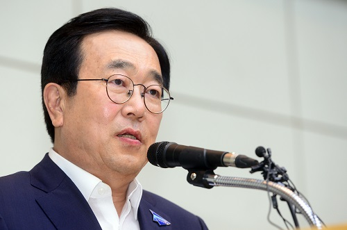 21일 오후 영남권 신공항 건설 계획 백지화가 발표된 가운데 부산시청에서 서병수 부산시장이 입장을 밝히고 있다. <사진제공=뉴시스>