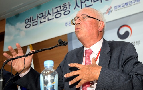 프랑스 파리공항공단엔지니어링(ADPi)의 장 마리 슈발리에가 21일 오후 정부세종청사 국토교토부 브리핑룸에서 취재진의 질문에 답하고 있다.장 마리 슈발리에는 이날 영남권 신공항 사전 타당성 검토용역 결과 현재의 김해공항을 확장하는 방안이 최적의 대안이라고 밝혔다. <사진제공=뉴시스>