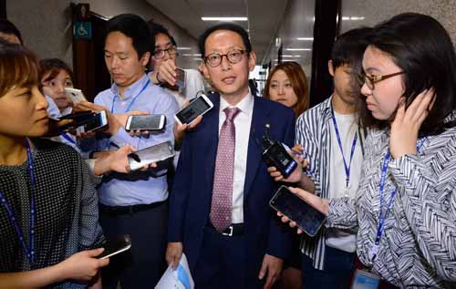 새누리당 김도읍 원내수석부대표가 16일 서울 여의도 국회 본청에서 취재진의 질문에 답변하고 있다. <사진제공=뉴시스>