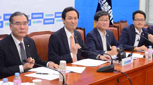 더불어민주당 우상호 원내대표와 이개호, 전해철 의원 등이 22일 서울 여의도 국회에서 열린 세월호 TF 발족식 및 회의에서 세월호 참사 유가족이 만든 목걸이를 들어 보이고 있다. <사진제공=뉴시스>