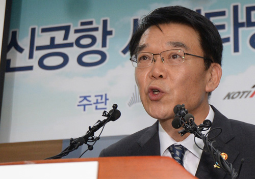 더불어민주당 우상호 원내대표와 이개호, 전해철 의원 등이 22일 서울 여의도 국회에서 열린 세월호 TF 발족식 및 회의에서 세월호 참사 유가족이 만든 목걸이를 들어 보이고 있다. <사진제공=뉴시스>