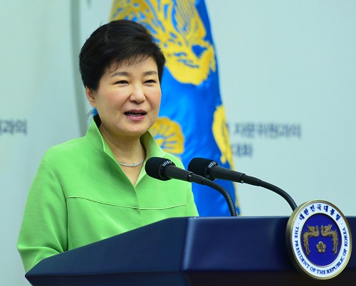 박근혜 대통령이 22일 오후 청와대 연무관에서 열린 민주평통 해외자문위원과의 통일대화에 참석, 인사말을 하고 있다. <사진제공=뉴시스>