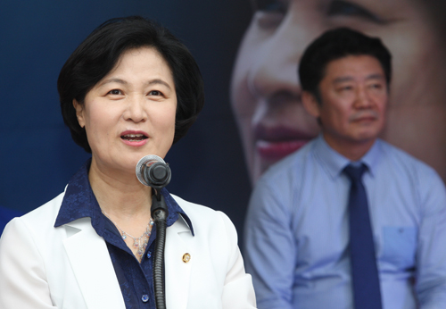 더불어민주당 추미애 의원이 12일 오후 광주 동구 금남로공원 야외무대에서 톡 콘서트를 열고 "준비된 정당을 만들어 새로운 10년을 열겠다"며 당대표 출마를 선언하고 있다. <사진제공=뉴시스>