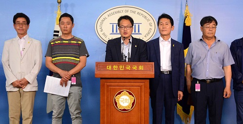 더불어민주당 박주민 의원이 20일 서울 여의도 국회 정론관에서 기자회견을 열고 4.16세월호참사 피해구제 및 지원 등을 위한 특별법 일부개정법률안에 대해 설명하고 있다. <사진제공=뉴시스>