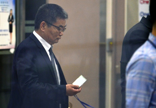 불법 자금지원 의혹을 받고 있는 추선희 어버이연합 사무총장이 24일 오전 서울 서초구 서울중앙지검에 출석하고 있다. <사진제공=뉴시스>