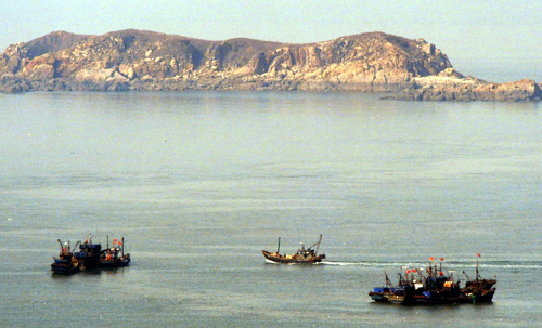 지난 3월31일 오후 인천 옹진군 연평도 북방한계선(NLL) 인근에서 중국 어선들이 꽃게잡이를 하고 있다.꽃게잡이 어선 너머로 북한 황해남도 과일군 석도 모습이 보이고 있다 <사진제공=뉴시스>