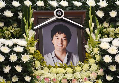 지난 24일 부부싸움 후 자살을 기도해 뇌사 판정을 받고 장기기증을 한 뒤 세상을 떠난 배우 故 김성민의 빈소가 26일 오후 서울 서초구 가톨릭대학교 성모병원 장례식장에 마련됐다. <사진제공=뉴시스>