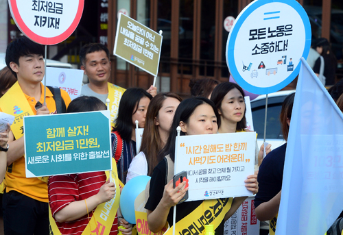 26일 오후 서울 마포구 홍대 걷고싶은거리에서 청년유니온 등 청년들이 ‘최저임금 1만원’을 요구하는 퍼레이드를 하고 있다. <사진제공=뉴시스>