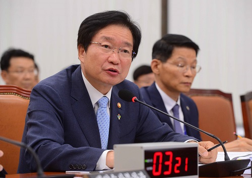 김영석 해양수산부 장관이 28일 서울 여의도 국회에서 열린 농림축산식품해양수산위원회 전체회의에서 의원들의 질의에 답변하고 있다. <사진제공=뉴시스>