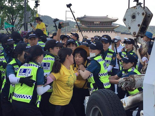 26일 오후 서울 종로구 정부서울청사 앞에서 세월호특별법 개정을 촉구하며 노숙농성을 벌이던 세월호 참사 유가족들이 노숙농성 시설물을 철거하는 경찰과 충돌하고 있다. 경찰과 종로구청은 이날 오후 도로통행에 지장을 준다는 이유로 설치된 차양막 등 시설물을 철거했으며 이 과정에서 노숙농성에 참가한 유가족들이 경찰과 충돌해 유가족 4명이 연행됐다.<사진제공=뉴시스>