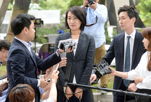 불법 정치자금 수수 의혹을 받고 있는 김수민 국민의당 의원이 23일 오전 서울 마포구 서울서부지방검찰청에 출두하고 있다.김 의원은 자신이 운영하던 브랜드호텔을 통해 선거공보, 방송광고대행업체로부터 허위 계약서 작성 등의 방법으로 불법 정치자금을 받은 혐의를 받고 있다. <사진제공=뉴시스>