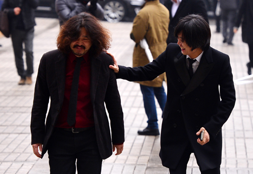 2015년 1월16일 박근혜 대통령 관련 허위사실 유포 혐의로 재판을 받고 있는 '나꼼수' 김어준(왼쪽) 딴지일보 총수와 주진우 시사인 기자가 서초구 서울중앙지방법원에서 2심 선고 공판을 위해 참석하고 있는 모습. <사진제공=뉴시스>