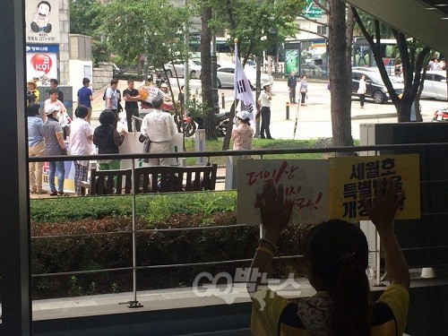 1일 오전 세월호 특조위 사무실 앞. 보수 기독교단체 회원들이 ‘특조위 해체’를 주장하고 있다. 이를 본 한 유가족이 ‘더이상 죽이지 마라’ 라고 적힌 종이 피켓을 그들에게 내보이고 있다. Ⓒ 신예섭 기자