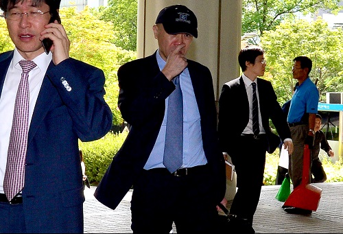 2014년 9월16일 조세포탈 혐의로 1심에서 집행유예를 선고받은 전두환 전 대통령의 차남 전재용 씨가 서울 서초구 서울고등법원에서 열린 항소심 4차 공판에 참석하기 위해 들어서고 있다. <사진제공=뉴시스>