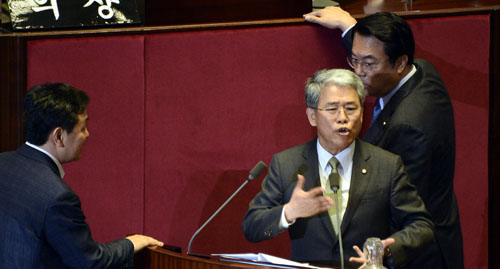 국민의당 김동철 의원이 5일 서울 여의도 국회 본회의장에서 열린 정치 외교 통일·안보·교육·사회·문화에 대한 대정부질문에서 새누리당 이장우 의원과 언쟁을 벌이고 있다. <사진제공=뉴시스>