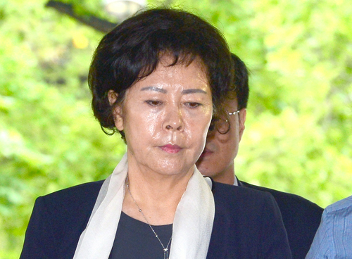 특정경제범죄가중처벌법상 횡령·배임 혐의를 받는 신영자 롯데장학재단 이사장이 6일 오전 서울 서초구 서울중앙지법에서 출석하고 있다. <사진제공=뉴시스>