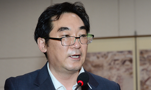 "민중은 개·돼지"라고 발언해 물의를 빚은 나향욱 교육부 정책기획관이 11일 국회 교육문화체육관광위원회 전체회의에 출석해 의원 질의에 답하고 있다. <사진제공=뉴시스>