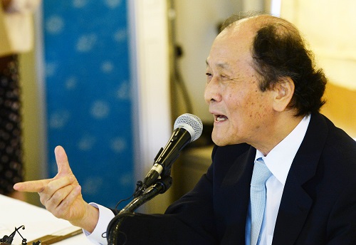 조정래 작가가 12일 오전 서울 중구 한국프레스센터에서 열린 '풀꽃도 꽃이다' 출간 기자간담회에서 민중을 개, 돼지라고 말한 나향욱 전 기획관을 ‘기생충’이라고 비판했다. <사진제공=뉴시스>