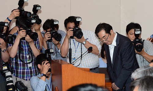 민중은 개·돼지"라고 발언해 물의를 빚은 나향욱 교육부 정책기획관이 11일 국회 교육문화체육관광위원회 전체회의에 출석해 고개를 숙이고 의원 질의에 답하고 있다. <사진제공=뉴시스>