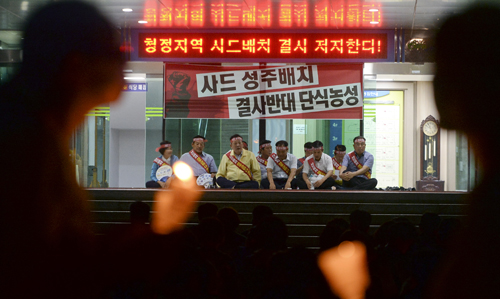 경북 성주가 주한미군의 고고도미사일방어체계(사드· THAAD) 배치지역으로 사실상 결정됐다고 알려진 12일 오후 경북 성주군청에서 김항곤 성주군수가 단식농성을 하고 있는 앞으로 군민들이 사드배치 반대 촛불집회를 하고 있다. <사진제공=뉴시스>