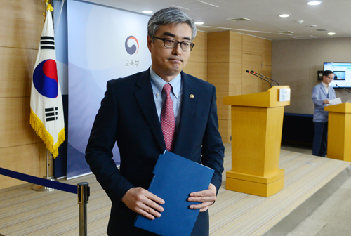 경북 성주가 주한미군의 고고도미사일방어체계(사드· THAAD) 배치지역으로 사실상 결정됐다고 알려진 12일 오후 경북 성주군청에서 김항곤 성주군수가 단식농성을 하고 있는 앞으로 군민들이 사드배치 반대 촛불집회를 하고 있다. <사진제공=뉴시스>