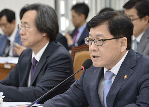 정진엽 보건복지부 장관이 11일 오전 서울 여의도 국회에서 열린 보건복지위원회 전체회의에 참석해 의원들의 질의에 답하고 있다. <사진제공=뉴시스>