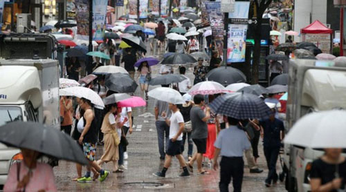 An Education Ministry official was reported as saying over drinks that 99% of South Koreans have no ability to move up in the world and can be treated like animals — simply fed and kept alive. Above, residents in Seoul. (Yonhap News Agency)한 교육부 공직자가 술을 마시며 99% 한국인은 신분상승의 능력이 없고 동물처럼 취급해도 된다, 즉 먹여 살려주기만 하면 된다고 말한 것으로 보도됐다. 사진은 서울 시민들.