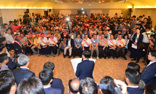 국방부 한민구 장관이 13일 오후 서울 용산구 국방컨벤션센터에서 성주 군민들에게 사드 부지 선정과 관련된 브리핑을 하고 있다.국방부는 이날 고고도미사일방어체계 사드(THAAD) 배치 지역으로 경북 성주군을 발표했다. <사진제공=뉴시스>