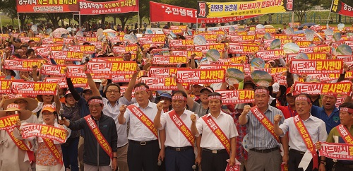 13일 경북 성주시 성밖숲에서 열린 '사드 배치 반대 집회'에서 김항곤 성주군수 등 지역인사들이 사드배치 반대를 외치고 있다. <사진제공=뉴시스>