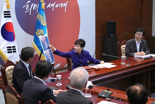 박근혜 대통령이 14일 오전 국가안전보장회의(NSC)가 열린 청와대에서 고고도미사일방어체계(사드, THAAD) 배치 결정과 관련해 후속대책을 점검하고 있다. <사진제공=청와대, 뉴시스>