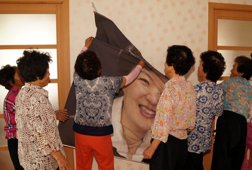 14일 고령박씨 집성촌인 경북 성주군 성주읍 성원1리 주민들이 '성주 사드 배치'에 반발해 마을회관 내실에 걸려있던 박 대통령의 대형 걸개 사진을 뜯어내고 있다. 이 마을에는 박근혜 대통령의 5대조 산소가 있다. <사진제공=뉴시스>