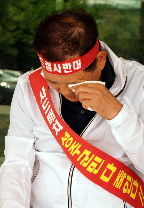 14일 경북 성주의 사드 배치 확정에 항의해 군청 현관에서 농성중인 김항곤 군수가 땀을 닦고 있다. <사진제공=뉴시스>